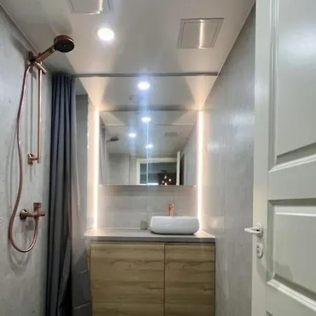 Modern With Full Kitchen And Bathroom In Kadriorg, Centre Appartamento *